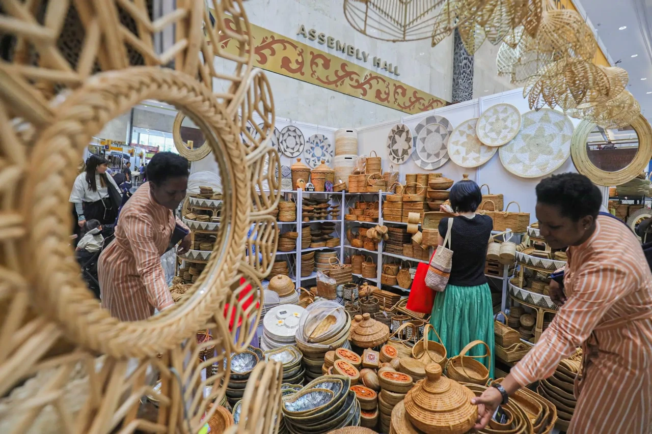 Melihat Pameran Kerajinan...