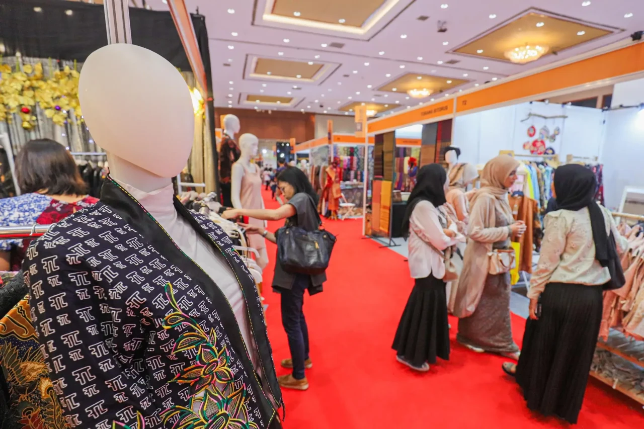 Melihat Pameran Kerajinan...