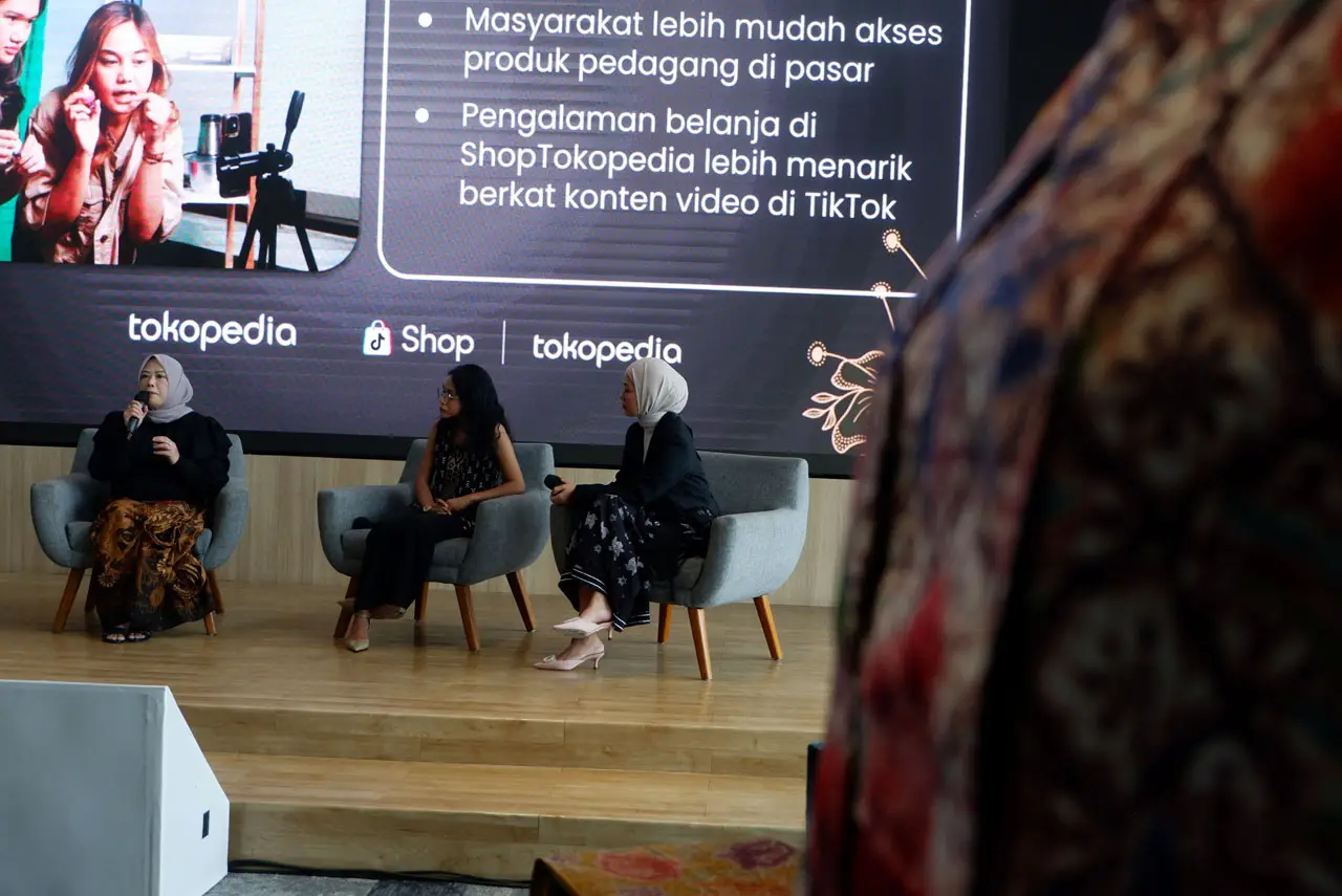 Tokopedia Rayakan Hari...