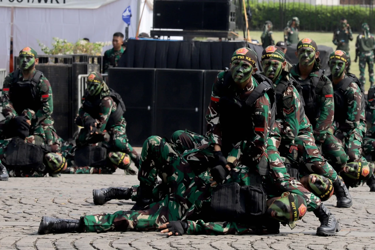 TNI Modern Bersama Rakyat:...