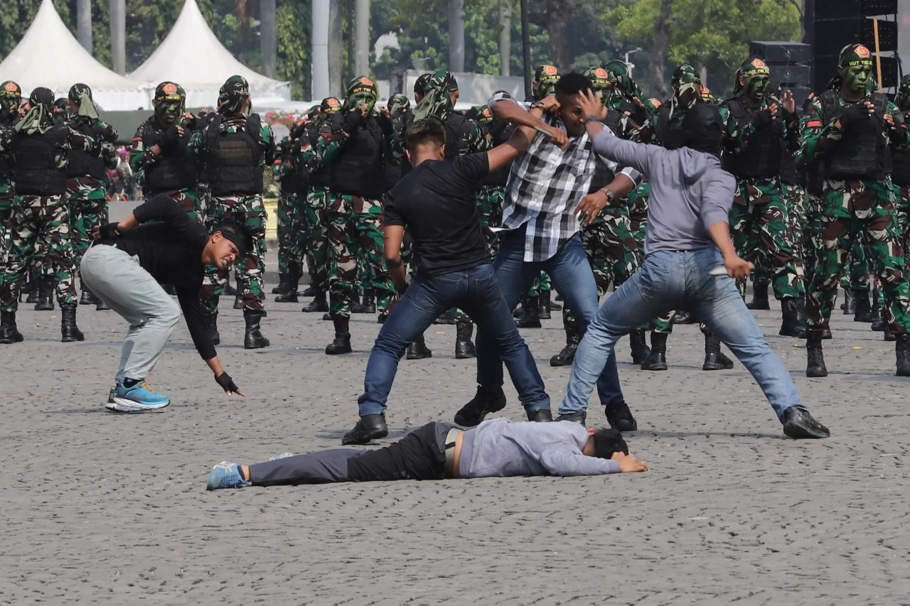 TNI Modern Bersama Rakyat:...
