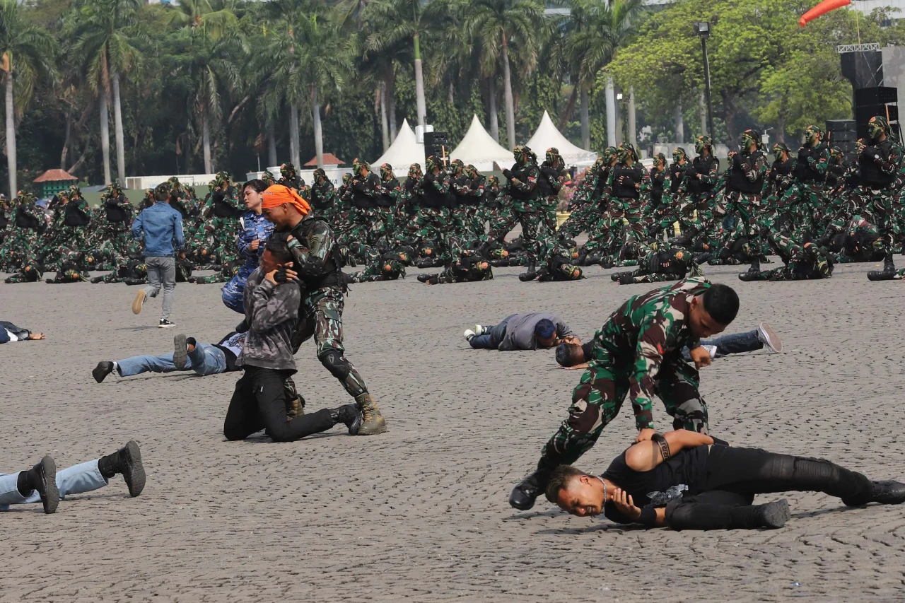 TNI Modern Bersama Rakyat:...