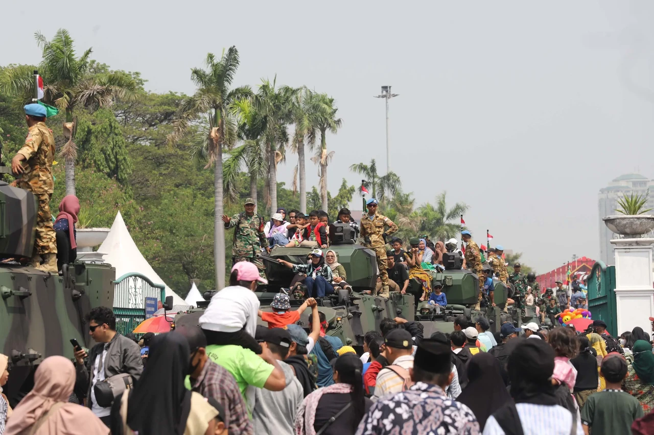 Parade Alutsista HUT...