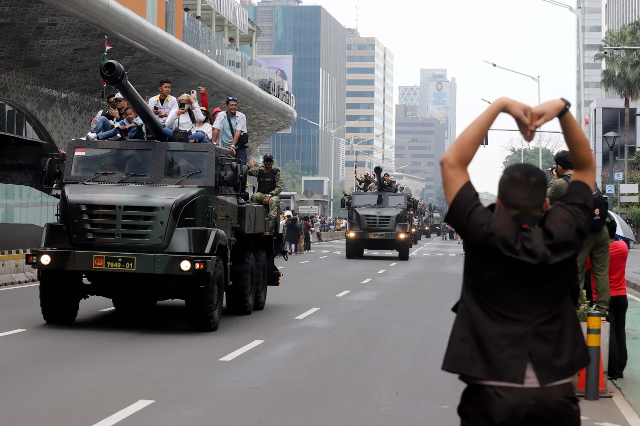 Parade Alutsista HUT...