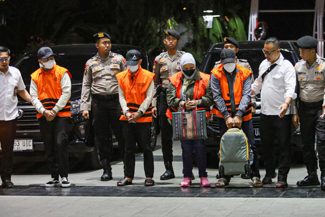 KPK Amankan Enam Orang...