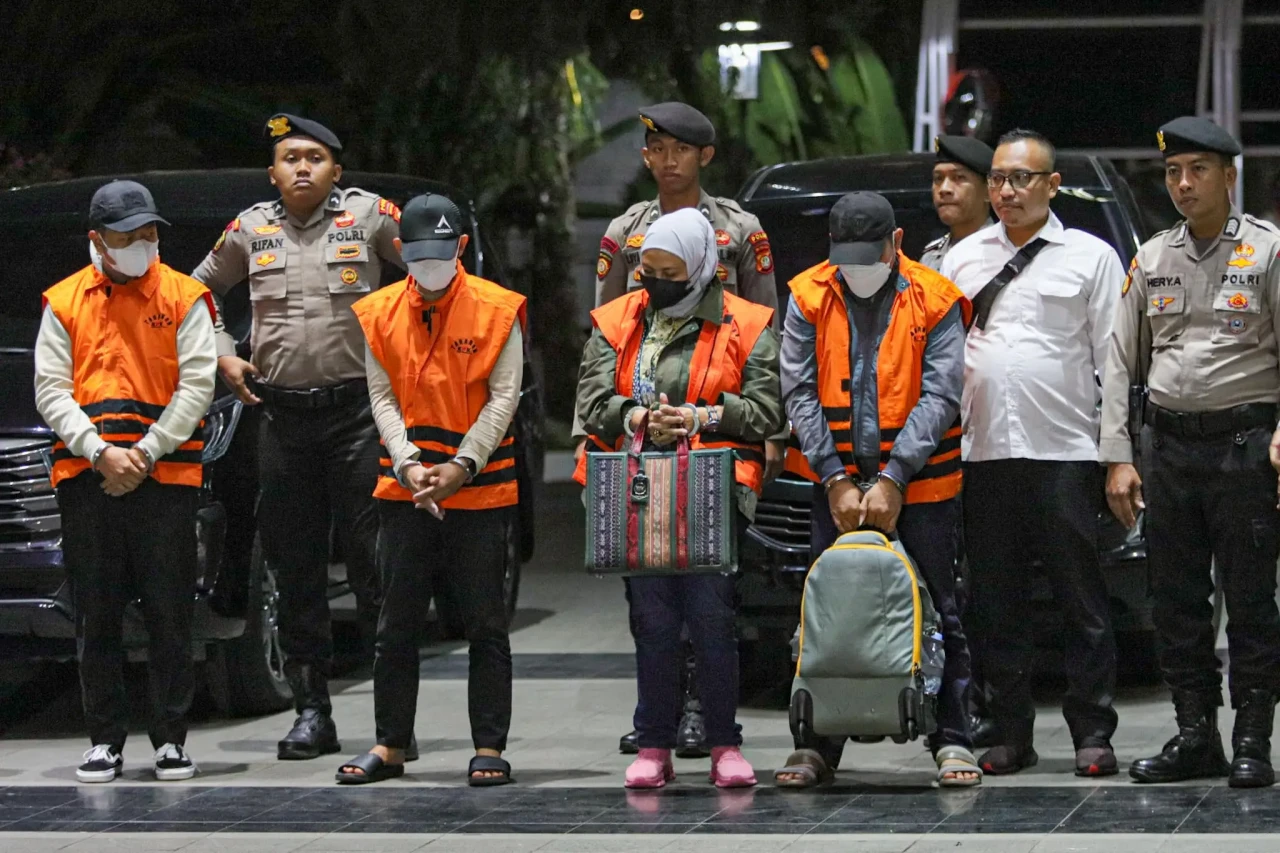 KPK Amankan Enam Orang...