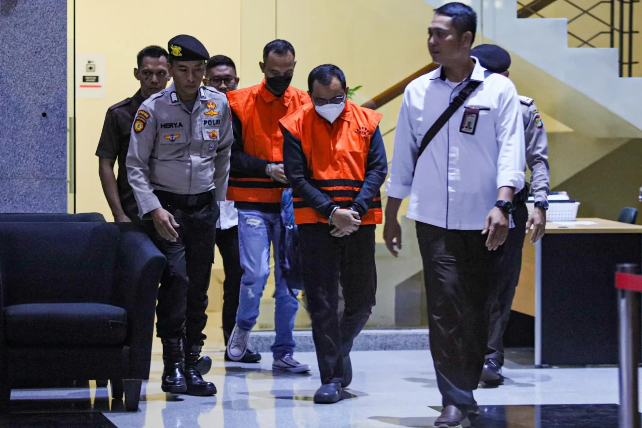 KPK Amankan Enam Orang...