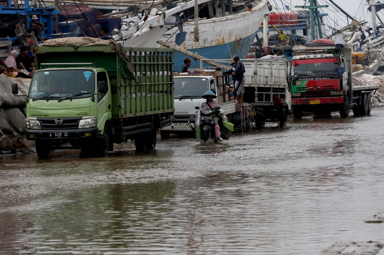 Banjir Rob Genangi Pelabuhan...