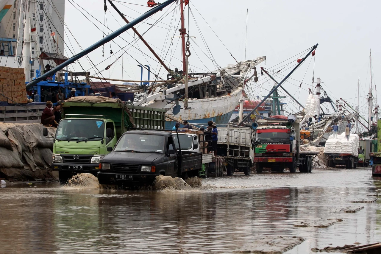 Banjir Rob Genangi Pelabuhan...