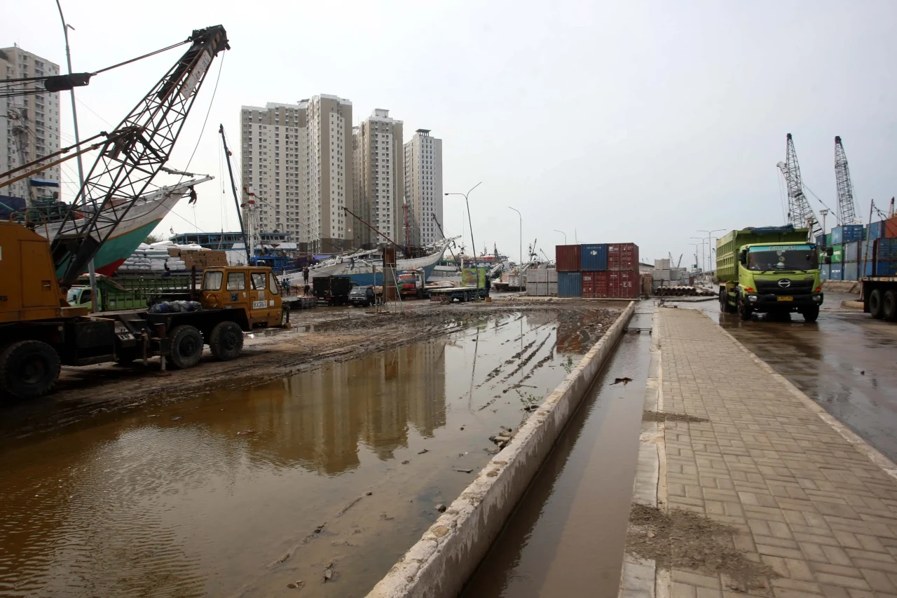 Banjir Rob Genangi Pelabuhan...