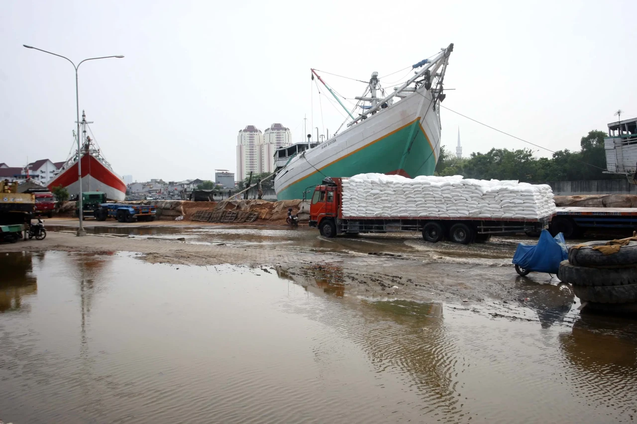 Banjir Rob Genangi Pelabuhan...