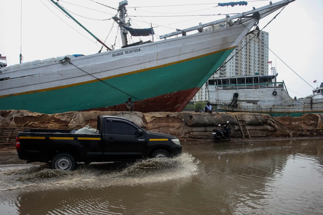Banjir Rob Genangi Pelabuhan...