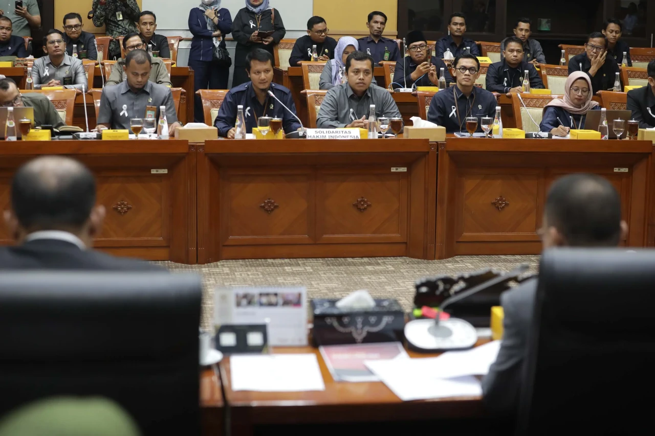Curhat Gaji Kecil, Solidaritas...