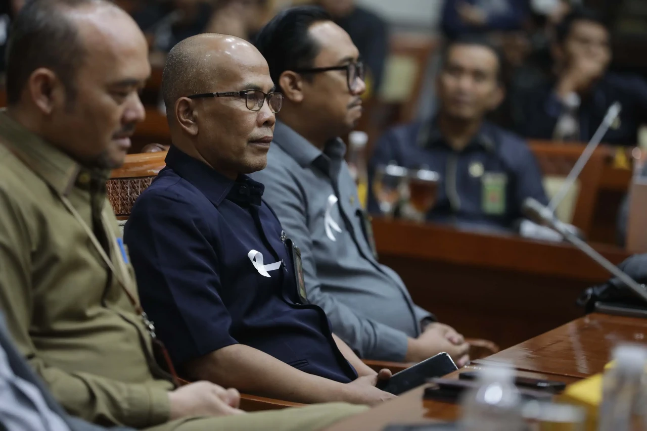 Curhat Gaji Kecil, Solidaritas...