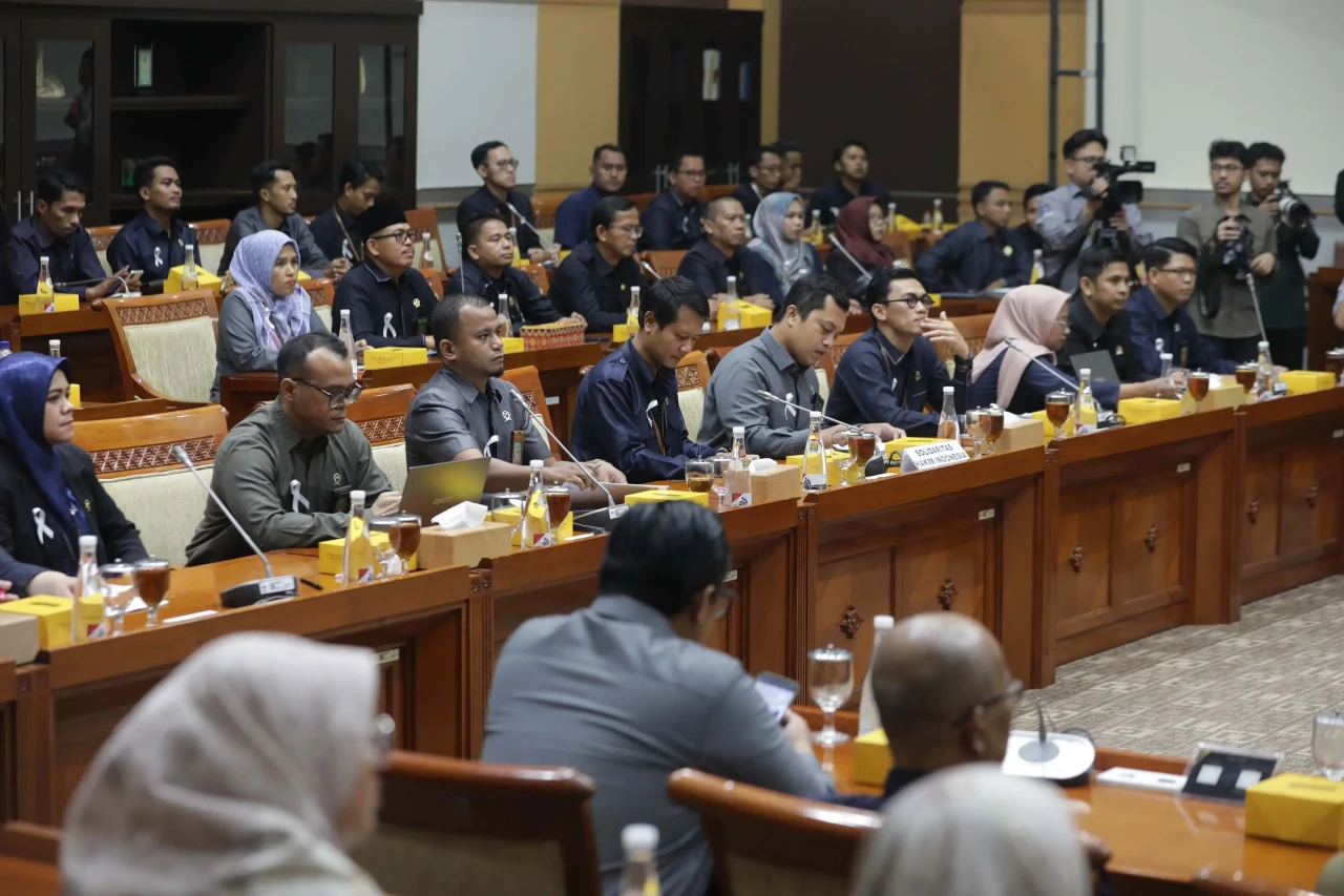 Curhat Gaji Kecil, Solidaritas...