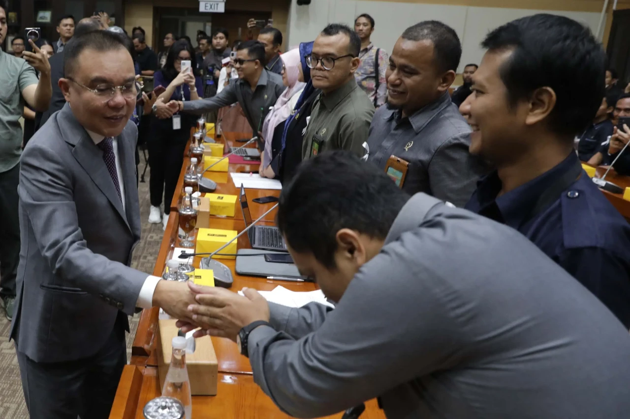 Curhat Gaji Kecil, Solidaritas...
