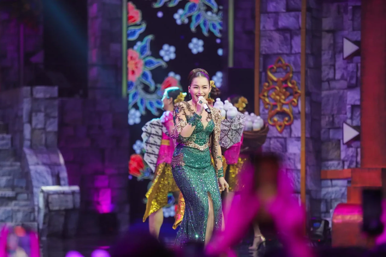 Aksi Ayu Ting Ting di...