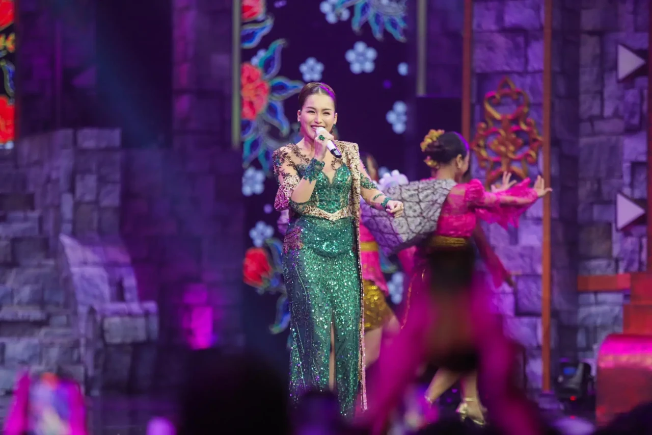 Aksi Ayu Ting Ting di...