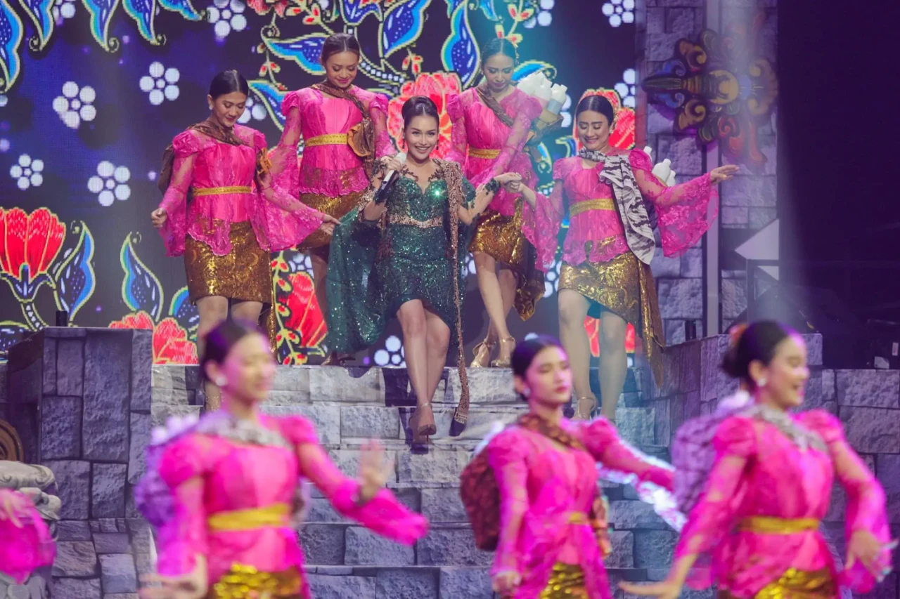 Aksi Ayu Ting Ting di...