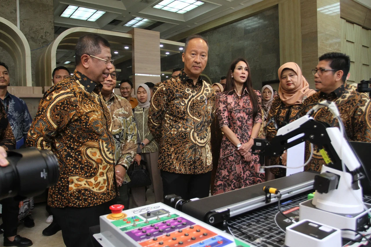 Axioo Serahkan Hibah...