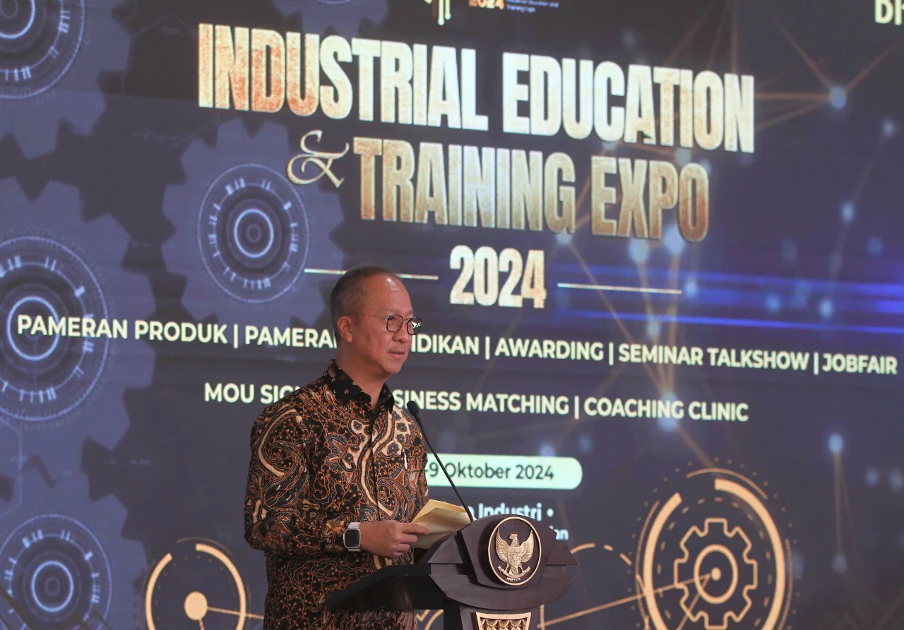 Axioo Serahkan Hibah...