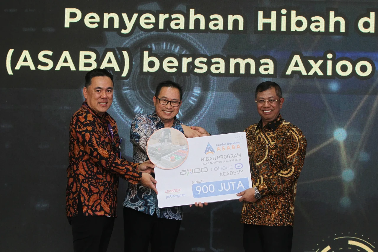 Axioo Serahkan Hibah...