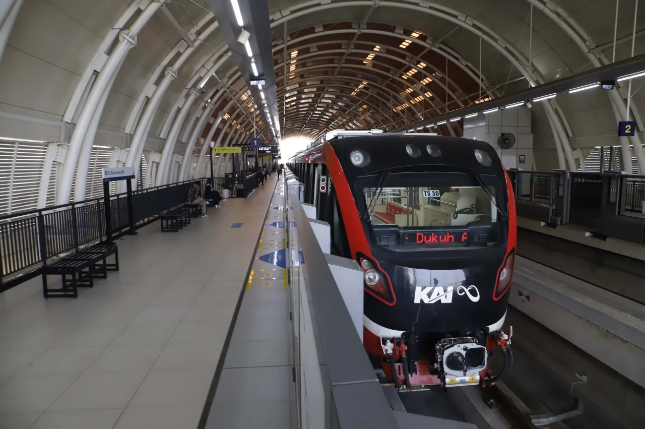 Pengguna LRT Jabodebek...