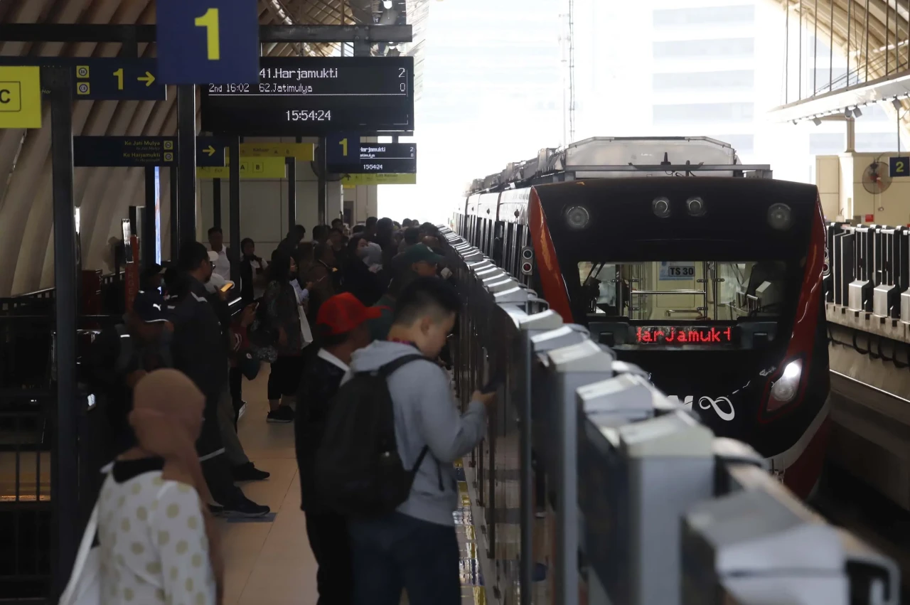 Pengguna LRT Jabodebek...