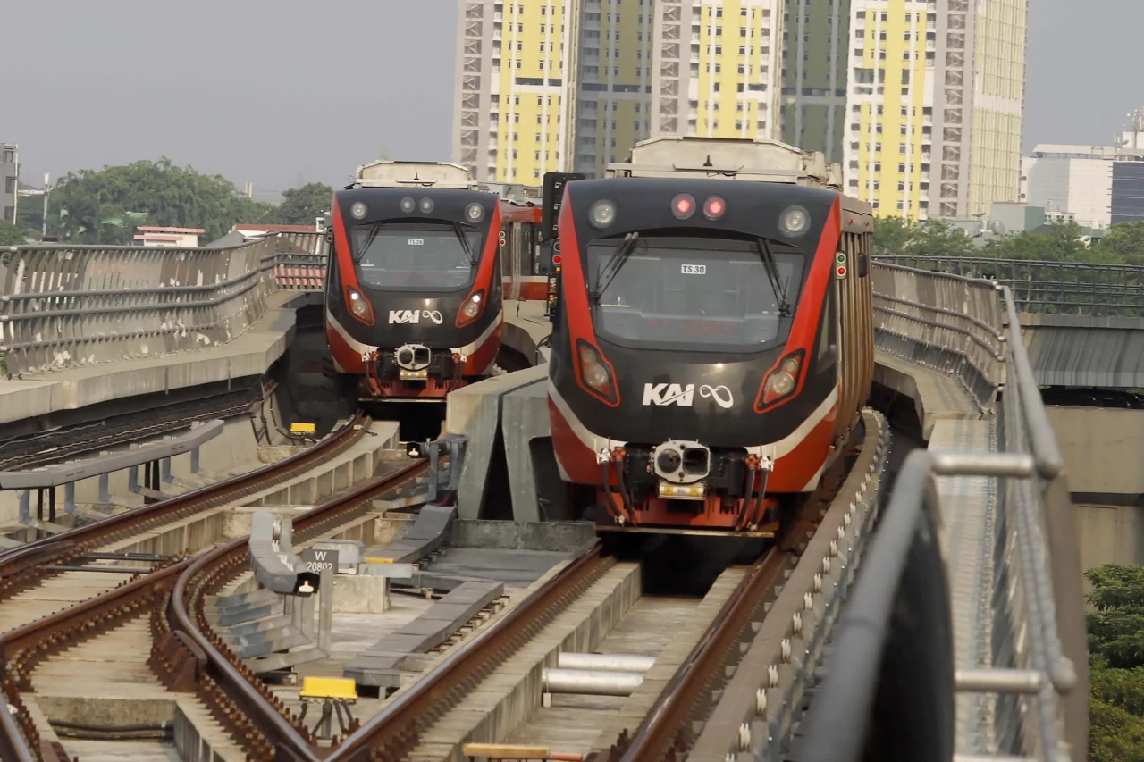 Pengguna LRT Jabodebek...