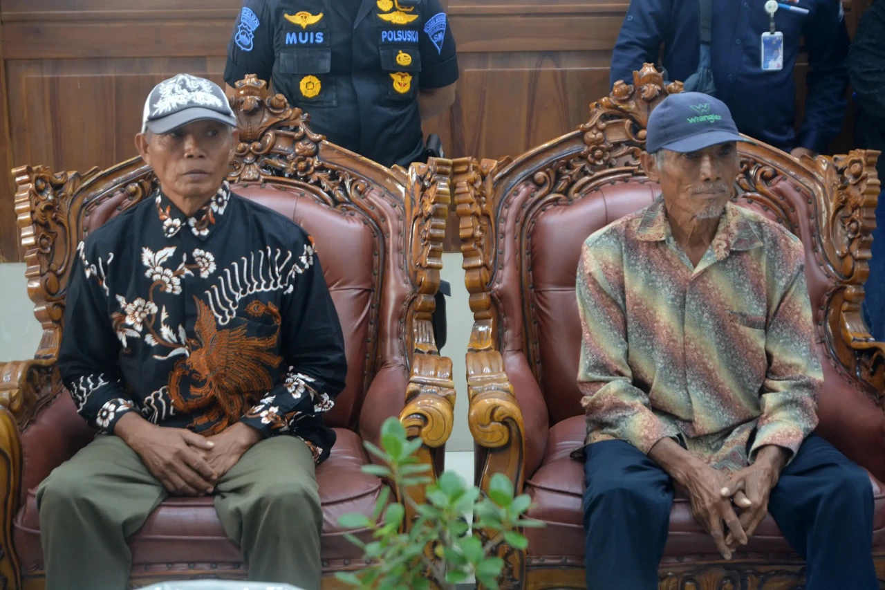 Aksi Heroik Dua Kakek...