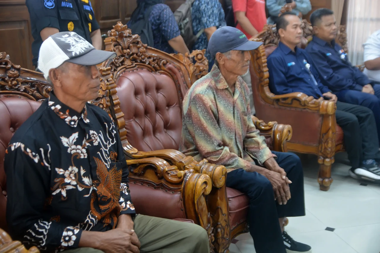 Aksi Heroik Dua Kakek...
