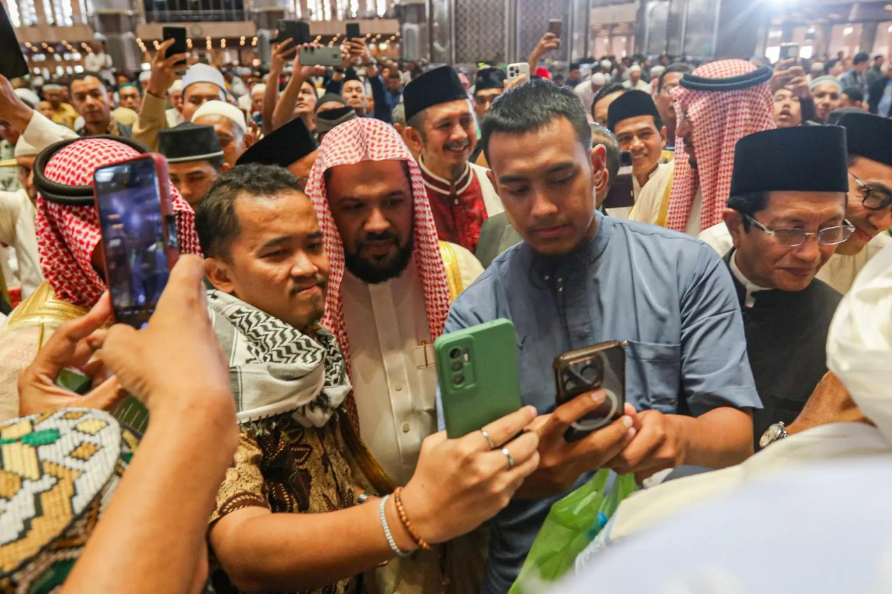 Momen Imam Besar Masjid...