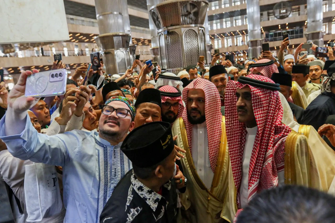 Momen Imam Besar Masjid...