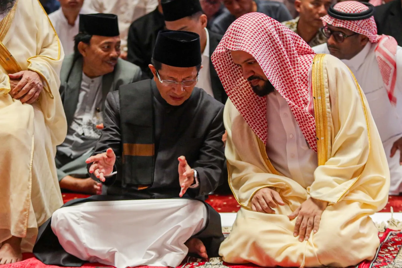 Momen Imam Besar Masjid...