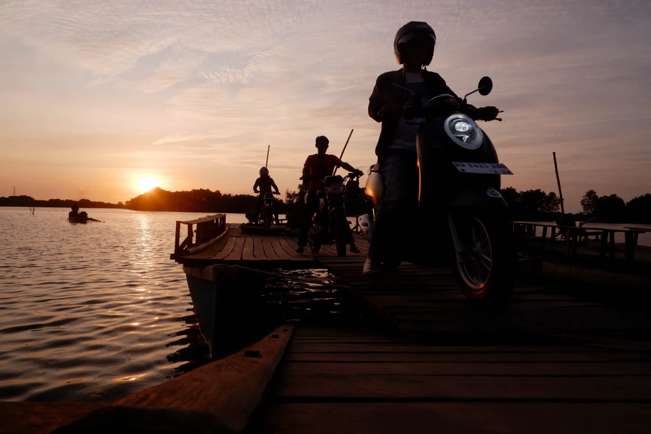 Aktivitas Penyeberangan...