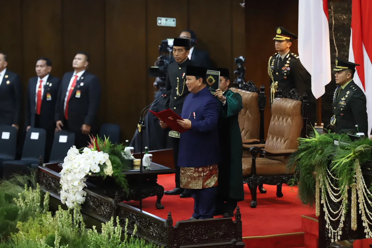 Prabowo-Gibran Ucapkan...