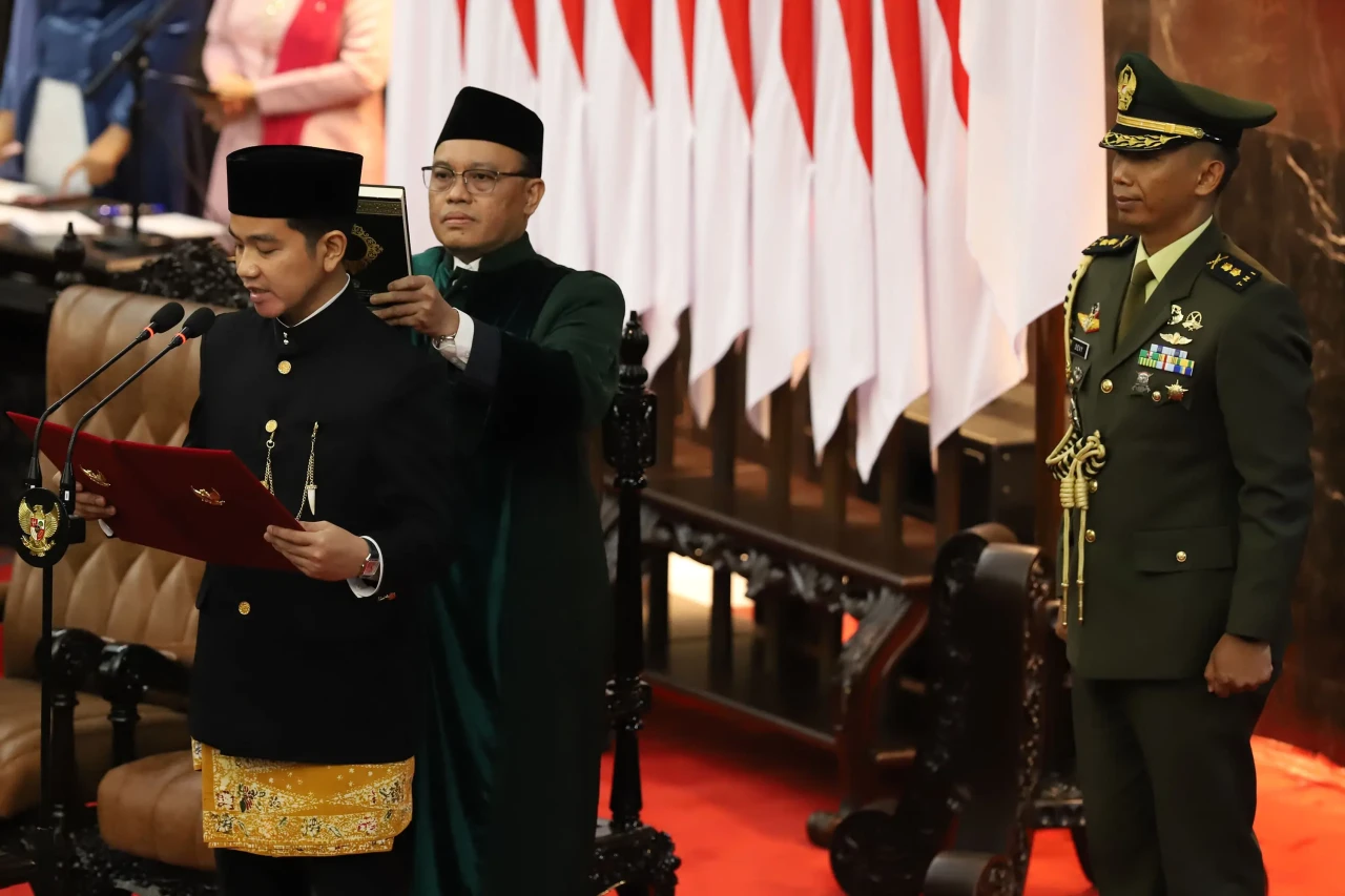 Prabowo-Gibran Ucapkan...