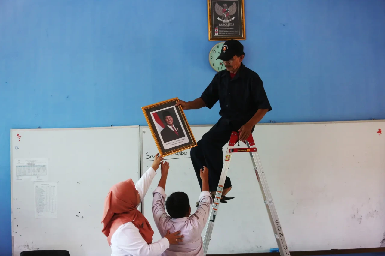 Pemasangan Bingkai Foto...