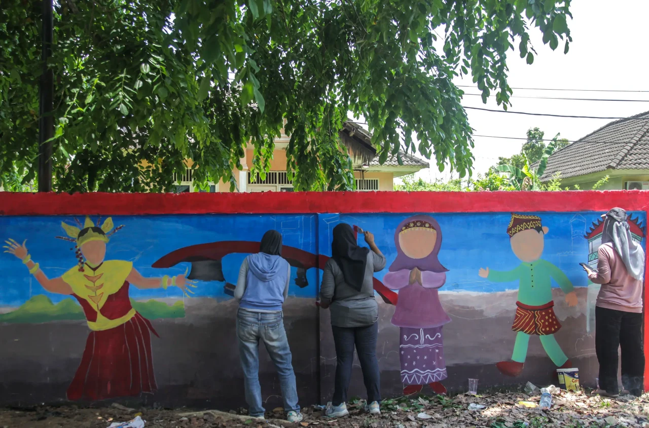 Potret Melukis Mural...