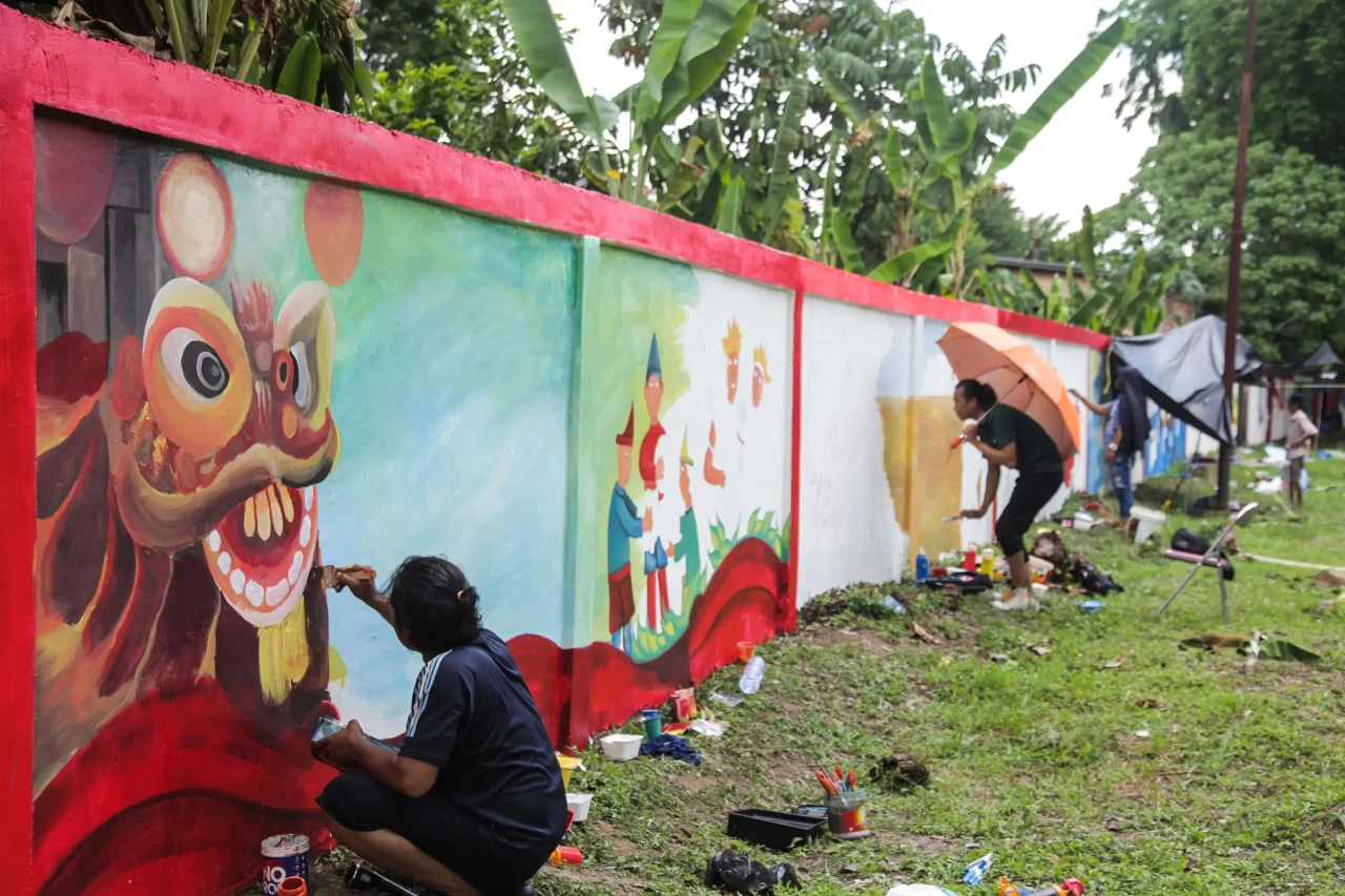 Potret Melukis Mural...