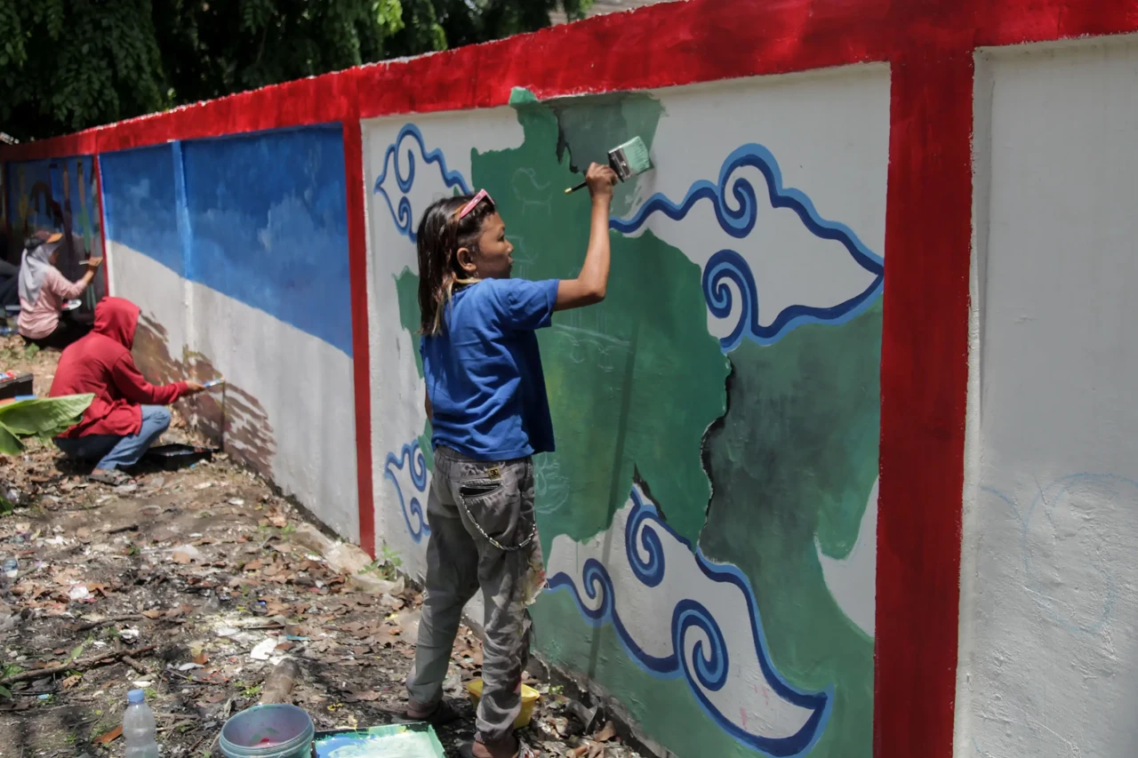 Potret Melukis Mural...