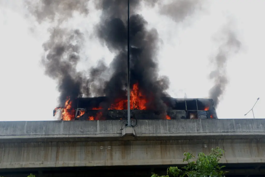 Bus Berpenumpang Terbakar...