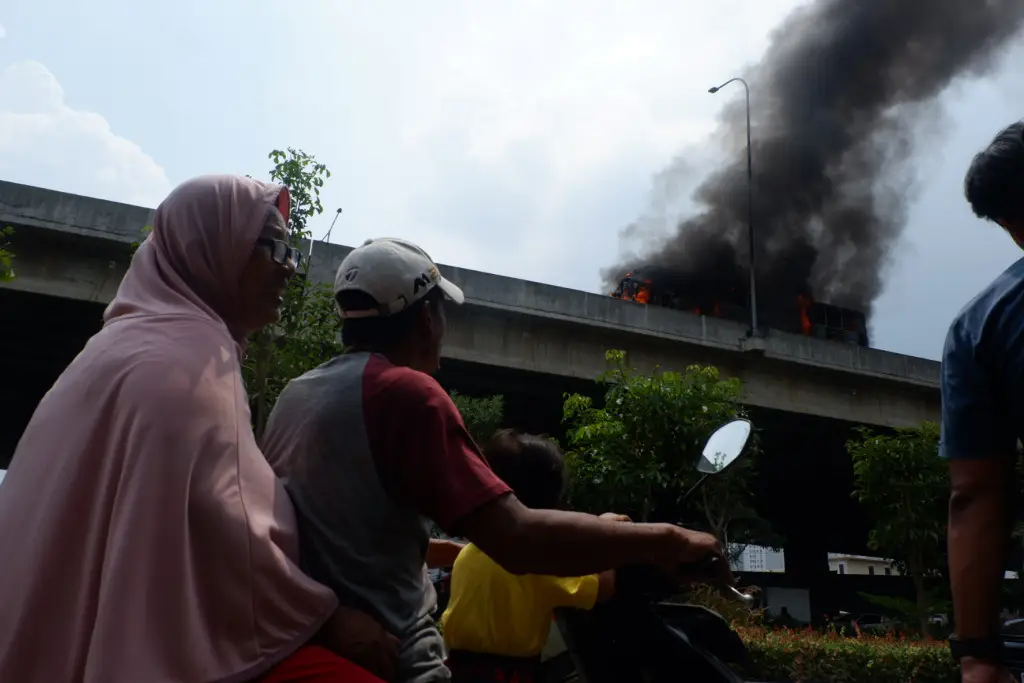 Bus Berpenumpang Terbakar...