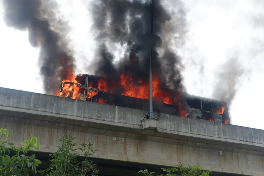 Bus Berpenumpang Terbakar...