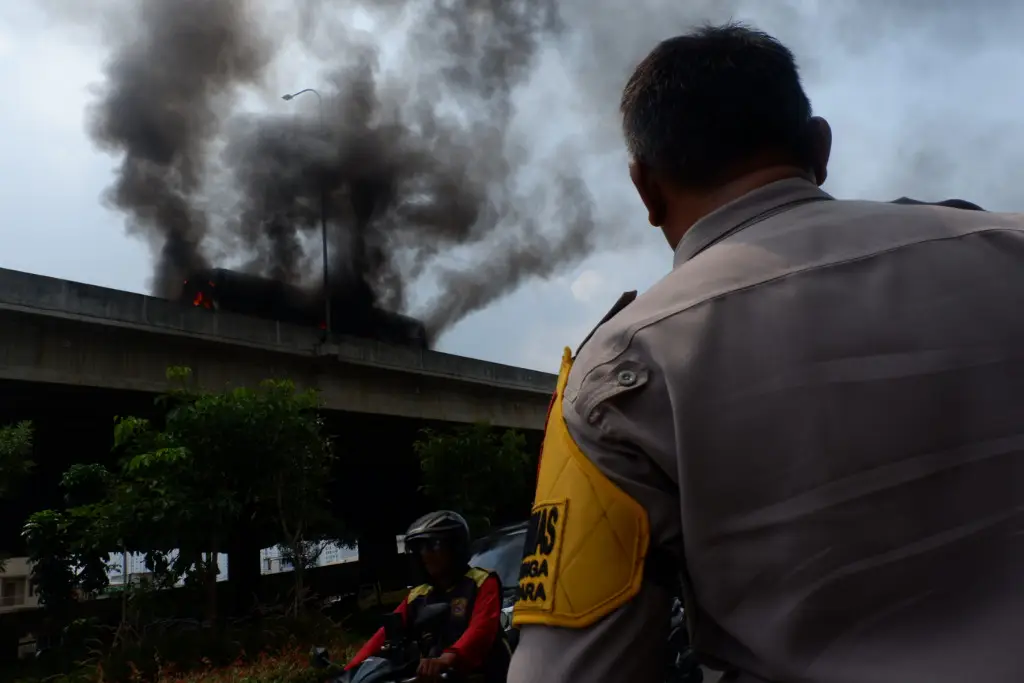 Bus Berpenumpang Terbakar...