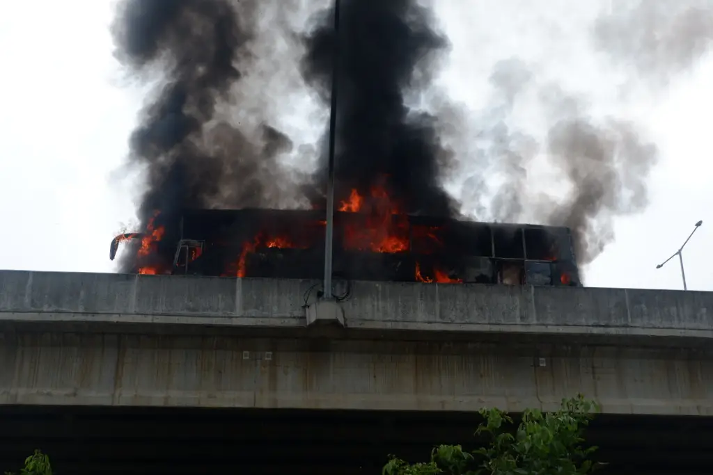 Bus Berpenumpang Terbakar...