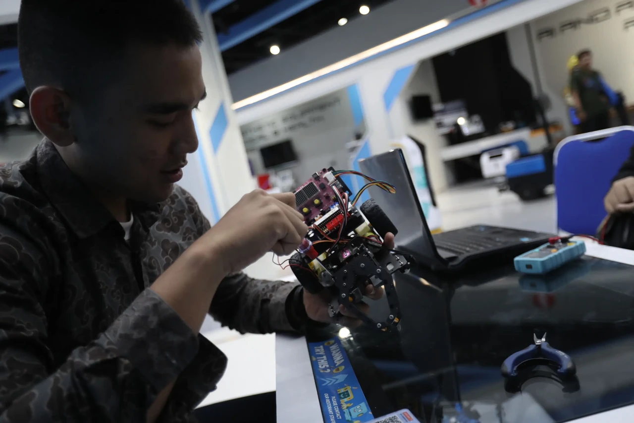 Pameran AI and Robotic...