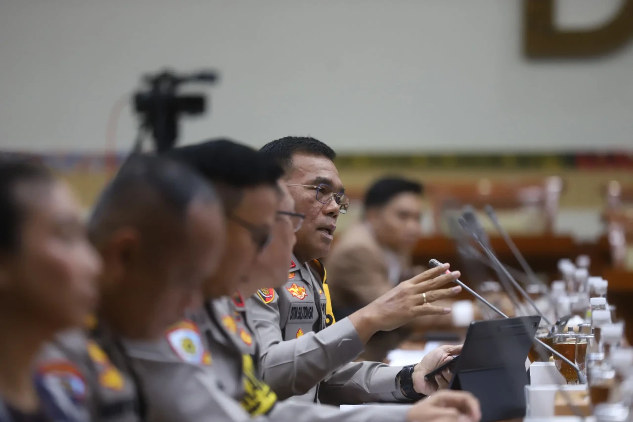 Komisi III DPR Bahas...