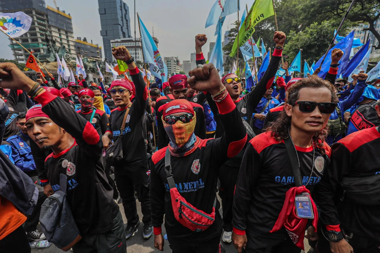 Aksi Demo Buruh Kawal...