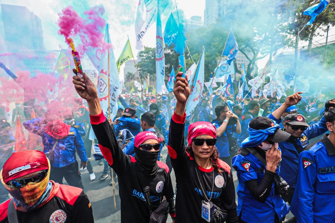 Aksi Demo Buruh Kawal...